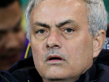 Pelatih Tottenham Hotspur, Jose Mourinho, tampak cemas saat pertandingan melawan Norwich City pada laga Premier League 2019 di Stadion Carrow Road, Sabtu (28/12). Kedua tim bermain imbang 2-2. (AFP/Lindsey Parnaby)