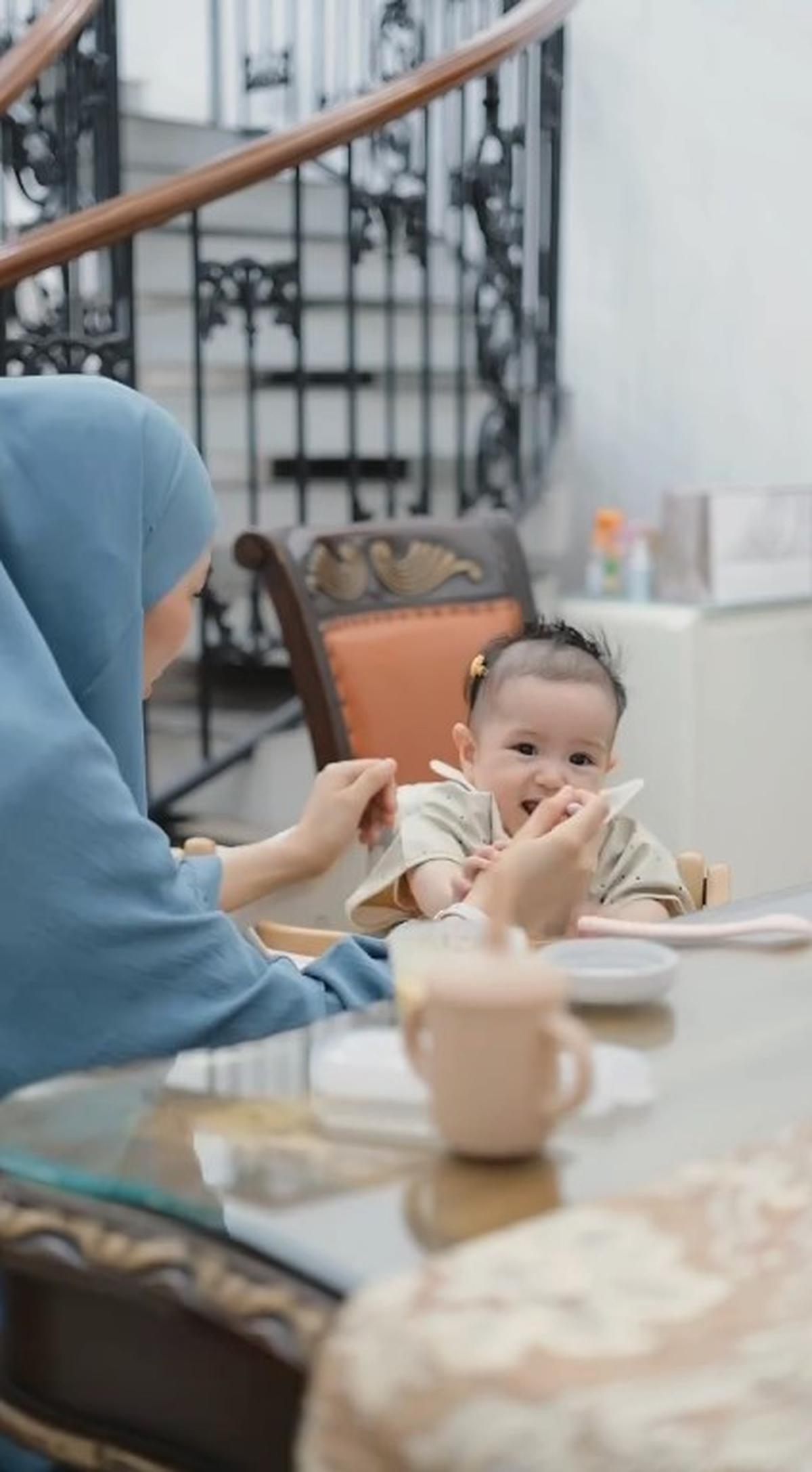 Momen Anak Bungsu Alyssa Soebandono MPASI Pertama, Begini Reaksinya - Dibuatkan Sendiri oleh sang Ibu