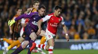 Gelandang Arsenal Alexis Sanchez mengecoh kiper Hull City Stephen Harper dalam lanjutan Liga Premier Inggris (Reuters / Lee Smith Livepic)