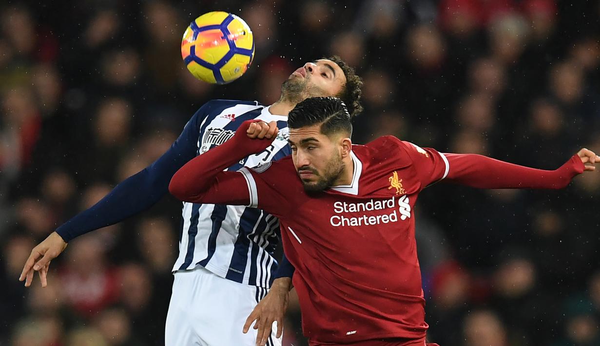 Aksi pemain West Bromwich Albion, Hal Robson-Kanu (kiri) membuang bola dari kejaran pemain Liverpool, Emre Can pada lanjutan Premier League di Anfield, Liverpool, (13/12/2017). Liverpool bermain imbang 0-0. (AFP/Paul Ellis)