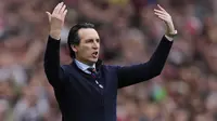 Pelatih Aston Villa, Unai Emery memberi instruksi kepada pemainnya saat menghadapi Arsenal pada laga pekan ke-33 Premier League 2023/2024 di Emirates Stadium, London, Minggu (14/4/2024). (AP Photo/Kirsty Wigglesworth)