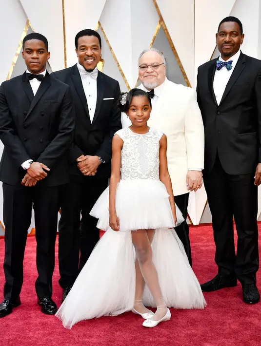 Aktris muda Saniyya Sidney berfoto bersama sejumlah aktor di karpet merah Oscar 2017 di Los Angeles, Minggu (26/2). Saniyya Sidney mengenakan gaun putih brand milik desainer Indonesia, Mischka Aoki. (Frazer Harrison/GETTY IMAGES NORTH AMERICA/AFP)