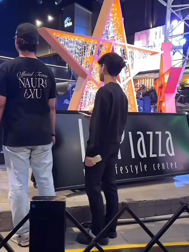 Orang tak dikenal masuk panggung Naura Ayu. (credit:tiktok.com/@thebaldys_fam)