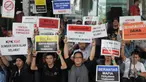 Aktivis Koalisi Anti Mafia Tambang menggelar aksi damai di halaman gedung KPK, Jakarta, Jumat, (13/3/2015). Mereka menolak kriminalisasi KPK yang selama ini konsisten memberantas korupsi khususnya disektor sumber daya alam. (Liputan6.com/Herman Zakharia)