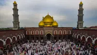 Khidmat, Ribuan Umat Muslim Laksanakan Salat Idulfitri 1447 Hijriah di Mesjid Kubah Emas Depok