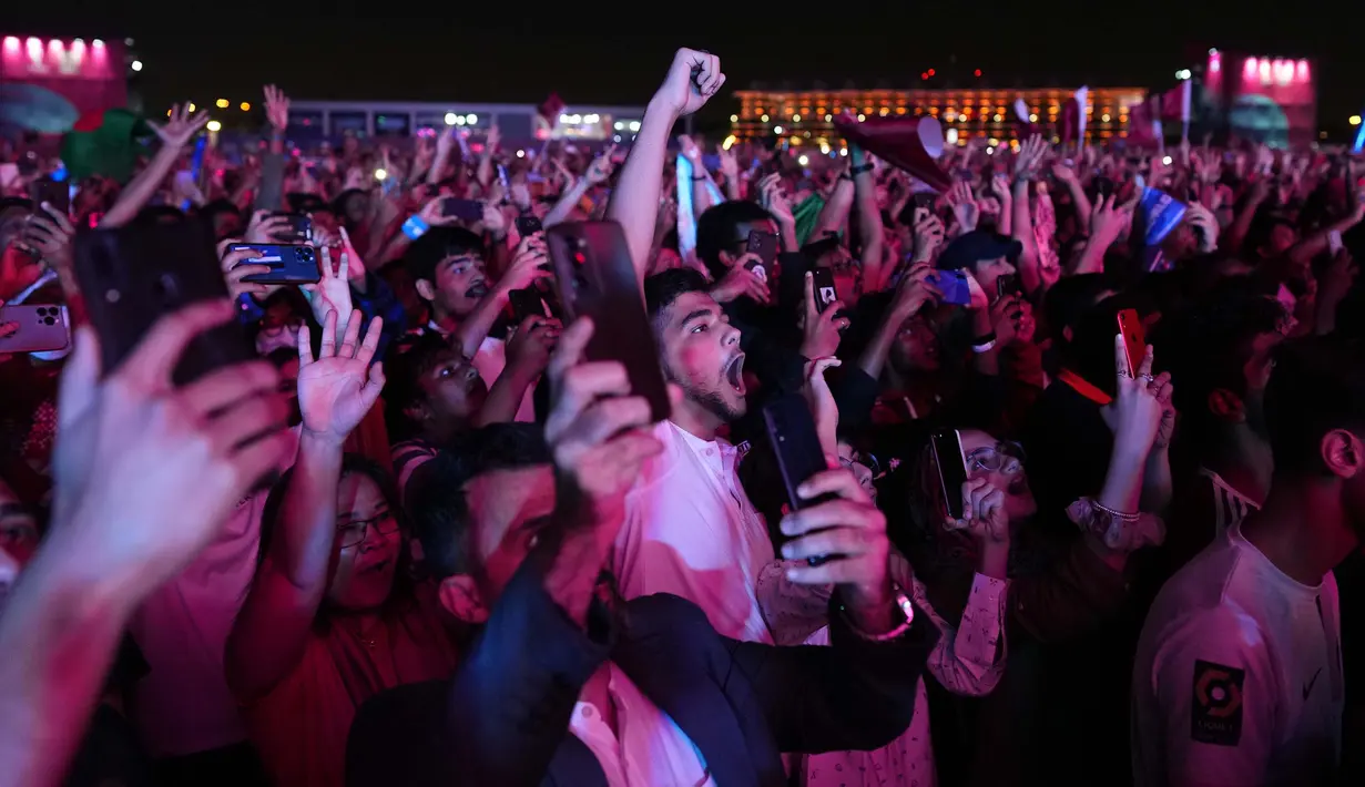 Pendukung dari berbagai penjuru dunia memadati Fan Zone saat menyaksikan pembukaan Piala Dunia 2022 pada Minggu (20/11/2022). (AP/Petr David Josek)