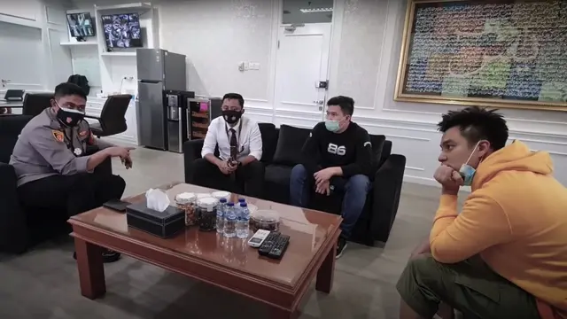 Baim Wong di Polres Metro Jakarta Utara. (Foto: YouTube Baim Paula)