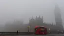 Jembatan  Westminster saat tertutup kabut tebal, London, Inggris, Senin (2/11/2015). Akibat kabut penerbangan di seluruh Inggris mengalamai penundaan dan pembatalan. (REUTERS/Stefan Wermuth)
