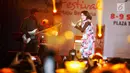 Penyanyi jazz Andien Aisyah tampil di panggung Jak-Japan Matsuri 2018 di Plaza Tenggara, Senayan, Jakarta, Sabtu (8/9). Penampilan Andien dimeriahkan dengan kerlap-kerlip lampu panggung. (Liputan6.com/Faizal Fanani)