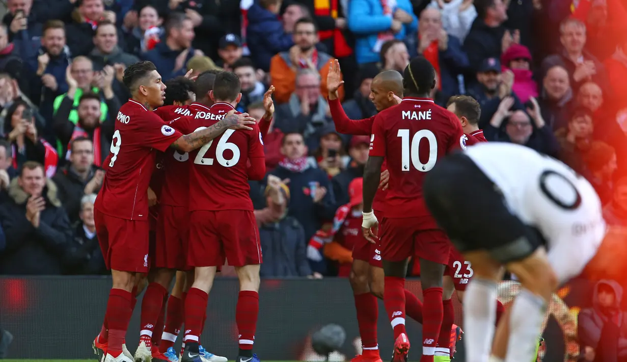 Aksi penyerang Liverpool, Firminho melewati hadangan pemain Fulham, Denis Odoi pada laga lanjutan Premier League yang berlangsung di stadion Anfield, Liverpool. Liverpool menang 2-0. (AFP/Lindsay Parnaby)
