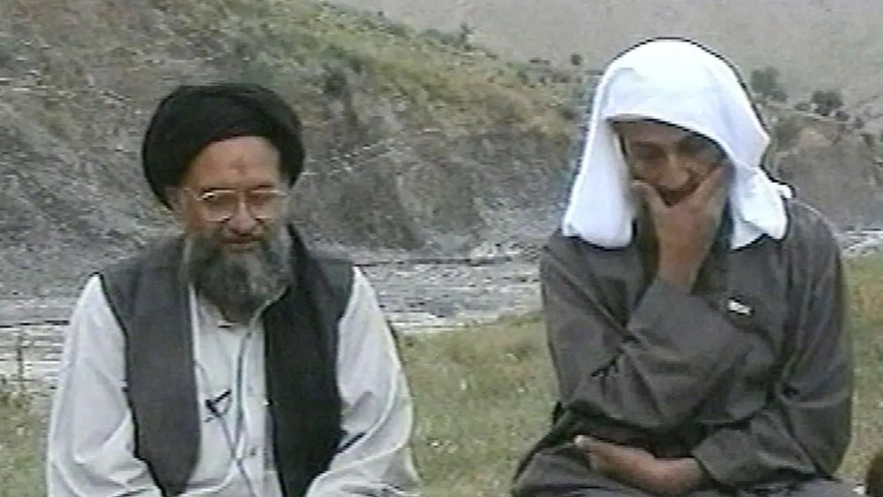 Gambar televisi dari stasiun satelit Arab Al-Jazeera, Osama bin Laden, kanan, mendengarkan wakil utamanya Ayman al-Zawahri berbicara di lokasi yang dirahasiakan. (Foto File AP / Al-Jazeera / APTN)
