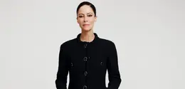 Anna Mouglalis tampil dengan aura refined sophistication lewat setelan hitam klasik khas Chanel. Ia mengenakan tailored jacket berstruktur dengan detail trimming tekstur di bagian tepian, dipadukan celana panjang berpotongan lurus yang memberikan kesan sleek dan powerful. [Dok/Chanel].