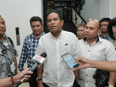 Ketua LRJ, Riano Oscha memberikan keterangan usai melapor di Polda Metro Jaya, Jakarta, (16/11). Sebelumnya, Ahmad Dhani dilaporkan Relawan Jokowi karena dianggap menghina Presiden Jokowi saat unjuk rasa beberapa waktu lalu. (Liputan6.com/Yoppy Renato)