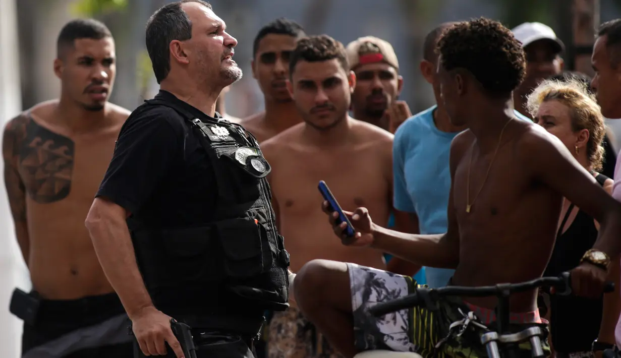 Polisi sipil berdialog ke para penjarah toko elektronik sebelum menembak kaki mereka di Victoria, negara bagian Espirito Santo, Brasil, (7/2). (AP Photo / Diego Herculano)