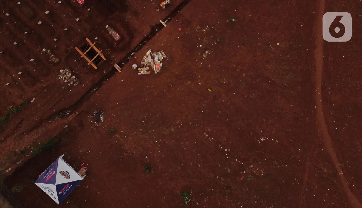 Foto udara memperlihatkan aktivitas pemakaman dengan protokol COVID-19 di TPU Pondok Ranggon, Jakarta, Sabtu (10/10/2020). Pemprov DKI Jakarta telah memperluas lahan TPU Pondok Ranggon sekitar 13.500 meter persegi untuk pemakaman jenazah dengan protokol COVID-19. (Liputan6.com/Helmi Fithriansyah)