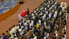 Jenazah Ketua Dewan Pers dan Guru Besar UIN Jakarta Prof Azyumardi Azra saat disalatkan di UIN Jakarta, Selasa (20/9/2022). Usai disalatkan jenazah Azyumardi akan dimakamkan di Taman Makam Pahlawan (TMP) Kalibata, Jakarta pukul 09.00 WIB. (Liputan6.com/Angga Yuniar)