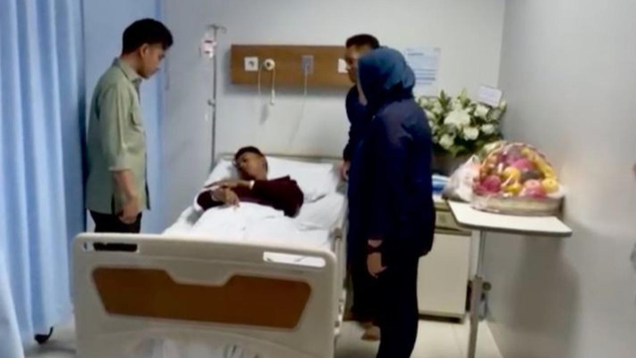 Momen Gibran Ajak Umar Driver Ojol Korban Pemukulan Ngobrol saat Jenguk di RS Pelni: Istirahat Cukup Tiga Hari Pulang