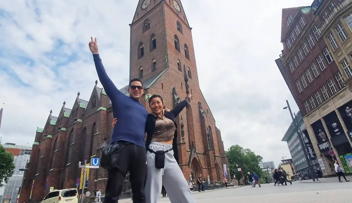 Dalam liburannya ini Ari Wibowo menceritakan serunya touring menggunakan motor sportnya dari Jerman, Denmark hingga Norwegia yang cuacanya sangat dingin meski tengah musim panas. Bersama rombongannya yang berisi 34 orang, momen serunya ini banyak dibagikan dalam media sosial Instagram. Selain touring menggunakan motor sport, keduanya pun menikmati serunya naik kapal pesiar.  (Liputan6.com/IG/@ariwibowo_official)