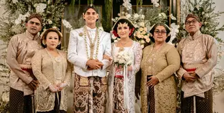 Pernikahan digelar dengan nuansa adat Jawa yang begitu kental, mulai dari venue wedding hingga busana pengantin yang dikenakan. [Foto: IG/djanjisoetji.photography]