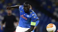 Kalidou Koulibaly, bek Napoli asal Senegal yang lama diincar Manchester United akhirnya justru berlabuh bersama Chelsea menjelang musim 2022/2023 bergulir. Nilai transfernya menjadi salah satu yang termahal yang pernah dikeluarkan Chelsea untuk mendapatkan jasa seorang pemain belakang. Berikut 5 transfer bek termahal yang pernah didatangkan Chelsea. (AFP/Filippo Monteforte)