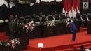 Presiden Joko Widodo membungkukan badan ke arah pimpinan MPR sebelum menyampaikan Pidato Kenegaraan pada Sidang Tahunan MPR 2019 di Kompleks Parlemen, Senayan, Jakarta, Jumat (16/8/2019). Jokowi akan menyampaikan pidato dalam tiga sesi dengan tema yang berbeda. (Liputan6.com/Johan Tallo)