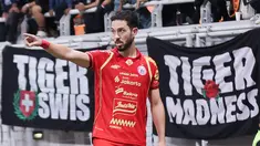 Pemain baru Persija Jakarta, Jean Mota melakukan tendangan sudut pertamanya di BRI Super League 2025/2026 bersama ketika melawan PSM Makassar di Jakarta International Stadium (JIS), Jumat (20/2/2026) malam WIB. (Bola.com/Abdul Aziz)
