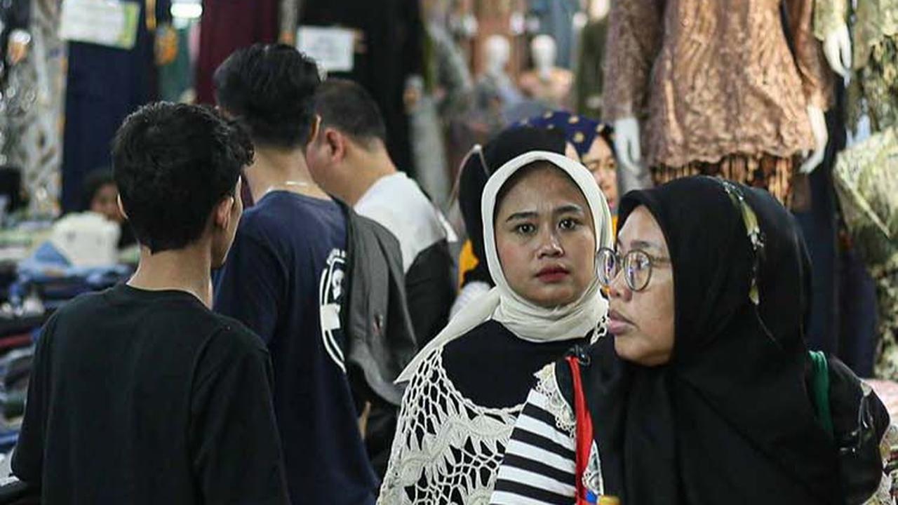 Terlihat ada cukup banyak orang yang berjalan di koridor.