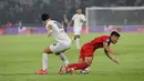 Pemain Persija Jakarta, Ilham Rio Fahmi (kanan) berebut bola dengan pemain Persebaya Surabaya, Bruno Moreira dalam laga lanjutan BRI Liga 1 2024/2025 di Stadion Utama Gelora Bung Karno (SUGBK), Senayan, Jakarta, Sabtu (12/04/2025). (Bola.com/M Iqbal Ichsan)