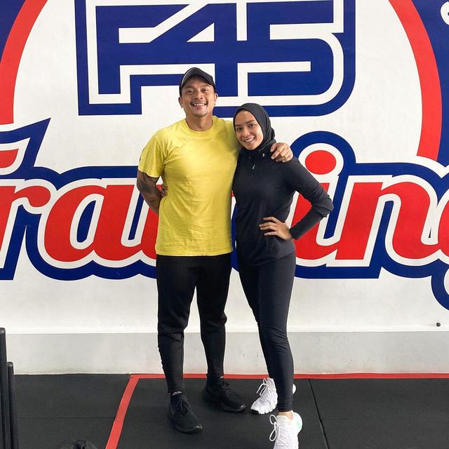 Jarang Terekspos, Ini 6 Potret Mesra Enno Lerian dan Suami yang Jago Masak