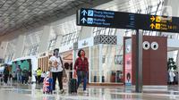 Penumpang tengah berjalan di Terminal 3 Bandara Soetta, Tangerang, Banten, Selasa (23/11/2021). Sosialisi bertujuan agar masyarakat dapat mulai mempersiapkan diri mengisi perayaan Nataru secara tertib, sehingga tidak menimbulkan klaster Covid-19 yang baru. (Liputan6.com/Angga Yuniar)