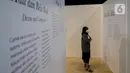 Pengunjung saat melihat pameran The Truth Inside You: Alunan Kisah Tentang Perempuan di Museum Nasional, Jakarta, Sabtu (7/1/2023). Dalam pameran ini menampilkan sejumlah produk budaya masa lampau seperti artefak-artefak yang menjadi jejak nyata kontribusi perempuan untuk turut membangun peradaban masyarakat Tanah Air. (Liputan6.com/Faizal Fanani)