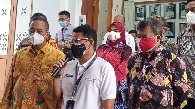 Menteri Pariwisata dan Ekonomi Kreatif Sandiaga Uno saat melakukan kunjungan kerja di gedung Pendopo Kabupaten Garut, Jawa Barat.