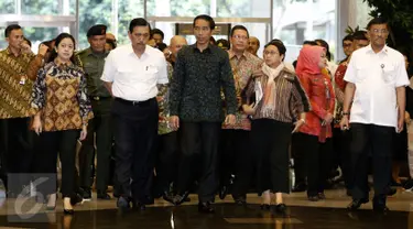 Presiden Jokowi (tengah) didampingi sejumlah Menteri dan pejabat terkait saat meninjau persiapan KTT OKI di Jakarta Convention Center (JCC), Jakarta, (4/3). KTT OKI akan berlangsung selama dua hari. (Liputan6.com/Faizal Fanani)