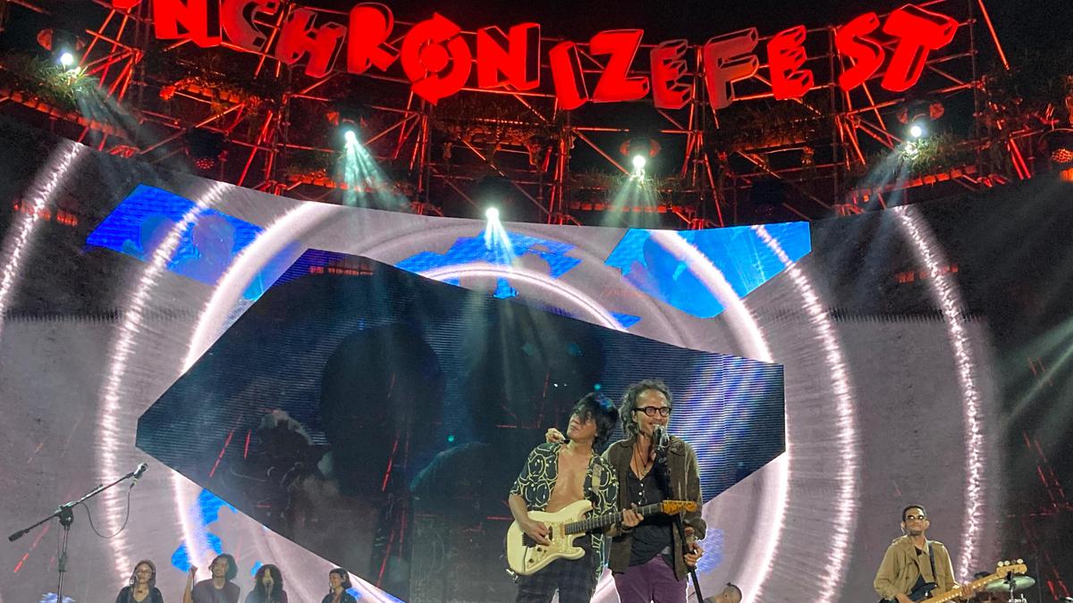 Penampilan Apik Seperti Plastik di Synchronize Fest 2025: Nostalgia dan Regenerasi di Satu Panggung