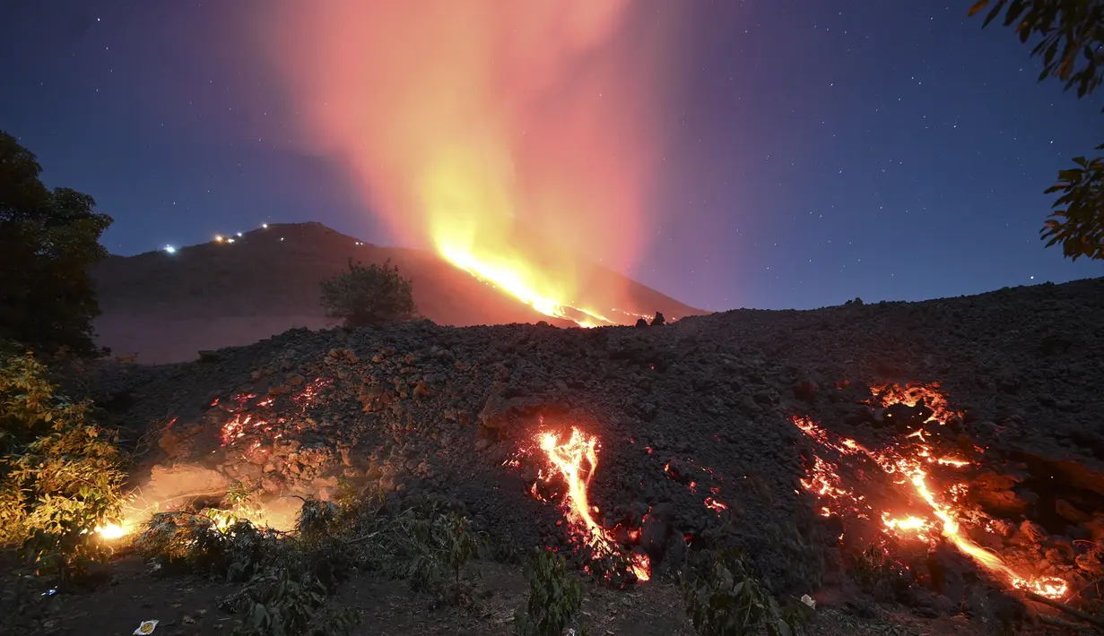 Aliran lava dari Gunung Berapi Pacaya di desa Patrocinio, San Vicente Pacaya, sekitar 60 kilometer selatan kota Guatemala pada Kamis (25/3/2021). Sejak awal Februari 2021 lalu, aktivitas Gunung Pacaya dilaporkan terus aktif. (Johan ORDONEZ / AFP)