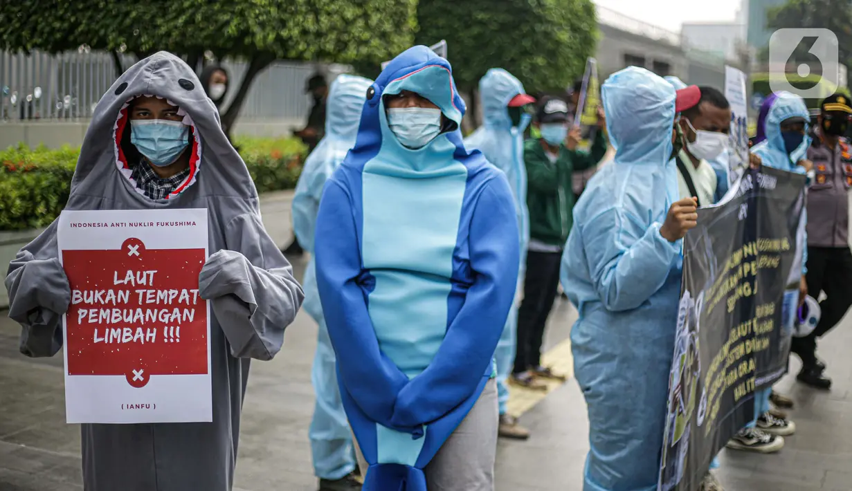 Massa Indonesia Anti Nuklir Fukushima menggelar aksi di depan Kedutaan Besar Jepang, Jakarta, Selasa (8/6/2021). Aksi yang sekaligus memperingati Hari Laut Sedunia ini menolak pembuangan limbah nuklir Fukushima di lautan yang akan dilakukan oleh pemerintah Jepang. (Liputan6.com/Faizal Fanani)