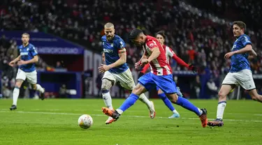 Penyerang Atletico Madrid Luis Suarez (kanan tengah) mencetak gol keempat timnya ke gawang Deportivo Alaves dalam lanjutan La Liga Spanyol, Minggu (3/4/2022) dinihari WIB. Atletico Madrid menang telak dengan skor 4-1 atas Deportivo. (AP Photo/Manu Fernandez)