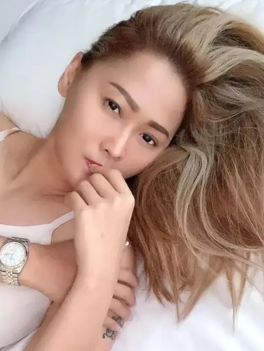 Selain Ayu Ting Ting, berikut beberapa potret tato para penyanyi dangdut cantik. Inul Daratista juga memiliki tato di bagian lengannya. Bukan untuk gaya, tato perempuan seorang anak itu untuk menyamarkan luka yang dimiliki. [Instagram/@inul.d]