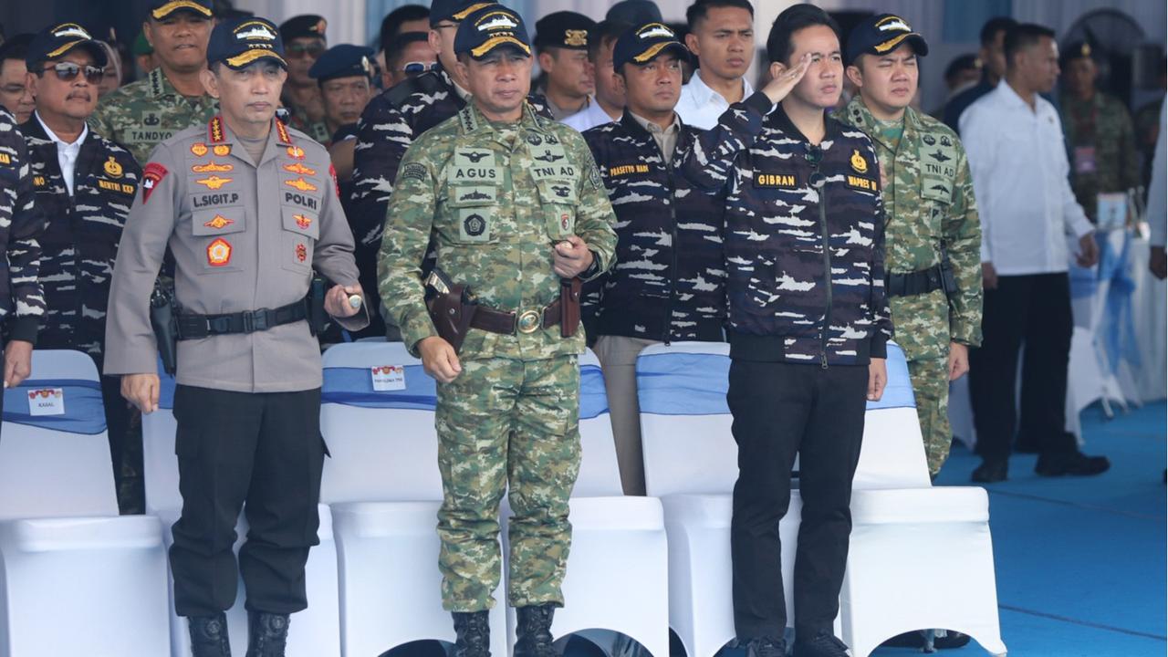 FOTO: Di Atas Kapal Perang, Presiden Prabowo Beri Penghargaan Tertinggi kepada Prajurit TNI