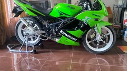 Kawasaki Ninja RR dengan teknologi "KIPS" nya dikenal sebagai motor yang andal untuk drag race. Mesinnya mengandalkan unit 150cc 1-silinder bertenaga 28,2 HP di 11.000 RPM dalam kondisi standar. Namun banyak pemilik Kawasaki Ninja RR memodifikasi mesin motor ini karena sangat capable untuk dimodifikasi. (Source: id.carousell.com)