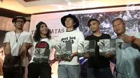 Personil band Slank berfoto bersama dengan buku karya Fotografer Tjandra Moh Amin  seusai pembukaan pameran foto dan peluncuran buku "Tanpa Batas" bersama #KLYLOUNGE di Jakarta, Jumat (14/12). (Liputan6.com/Herman Zakharia)