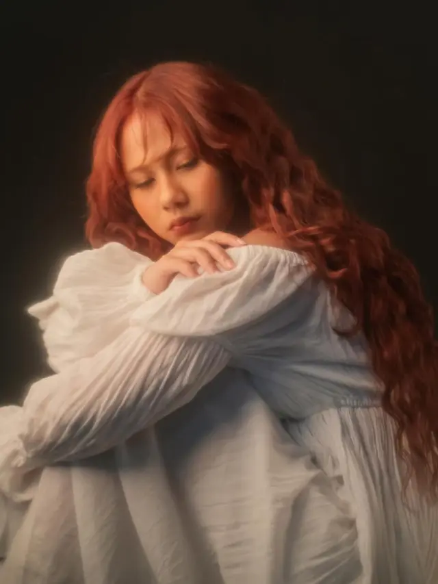 Tampilan Vintage Nadin Amizah dengan Gaun Putih Bakal Ramaikan KLBB 2025