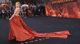 Florence Pugh memukau dengan gaun merah bersemangat saat dia berpose di pemutaran film itu. (Scott Garfitt/Invision/AP)