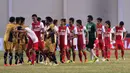 Pemain Mitra Kukar bersalaman dengan pemain PSM Makassar, dalam partai perempatfinal Piala Presiden 2015 antara Mitra Kukar melawan PSM di Stadion Aji Imbut, Tenggarong, Sabtu (19/9/2015). (Bola.com/M. Ridwan)