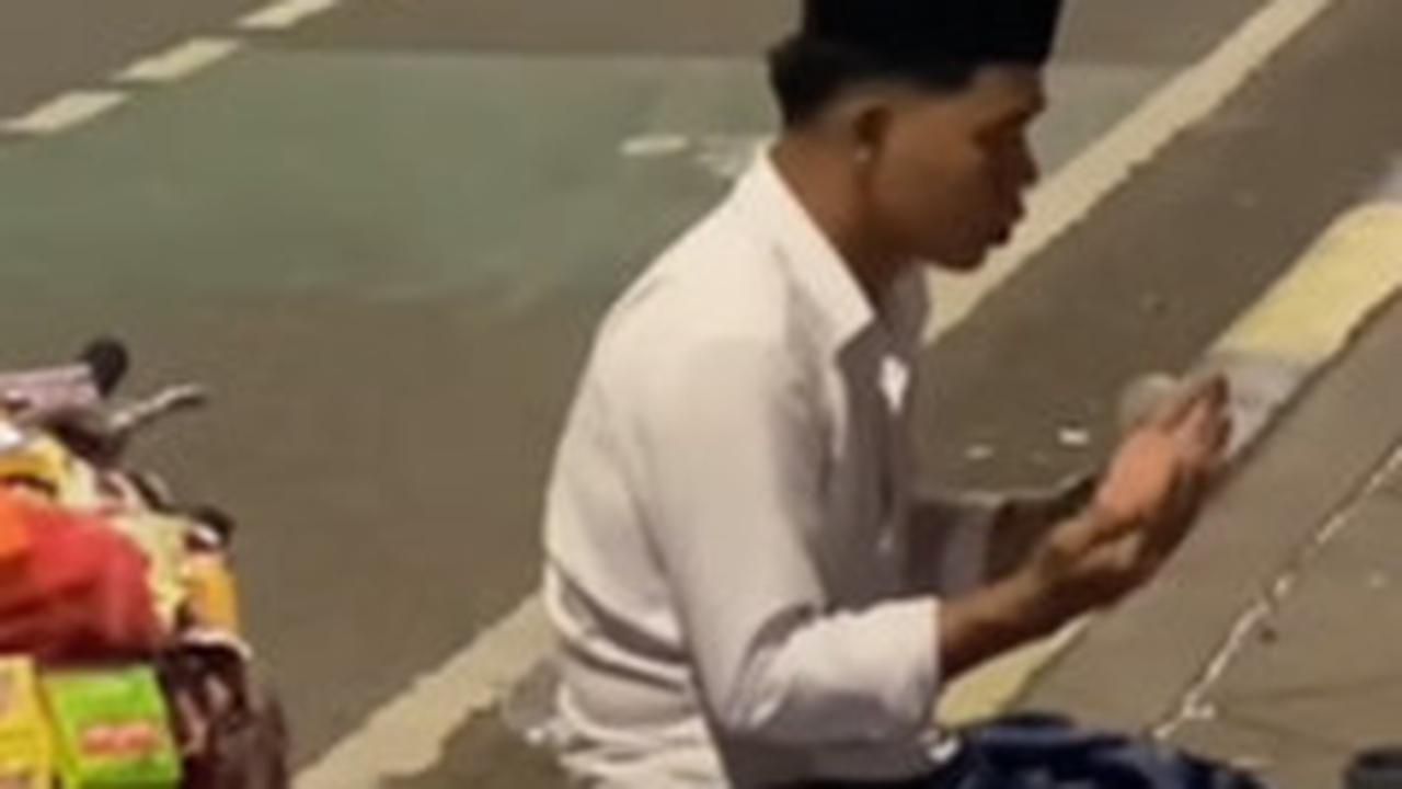 Momen Penjual Kopi Keliling Salat Beralas Terpal di Trotoar, Aksinya Ramai jadi Perbincangan