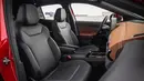 Jok kulit VW ID.4 memiliki desain polos namun elegan. Masing-masing bangku depan sudah disertai dengan arm rest yang menambah kenyamanan. (Source: caranddriver.com)