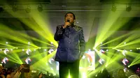 Penyanyi Didi Kempot saat menggelar konser tunggal di The Sunan Hotel Solo, Kamis malam (19/9).(Liputan6.com/Fajar Abrori)