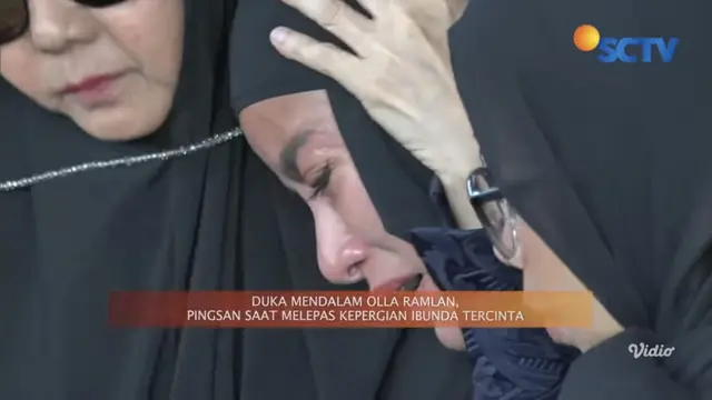 Olla Ramlan di pemakaman ibunda. (Hot Shot, YouTube/ SCTV)