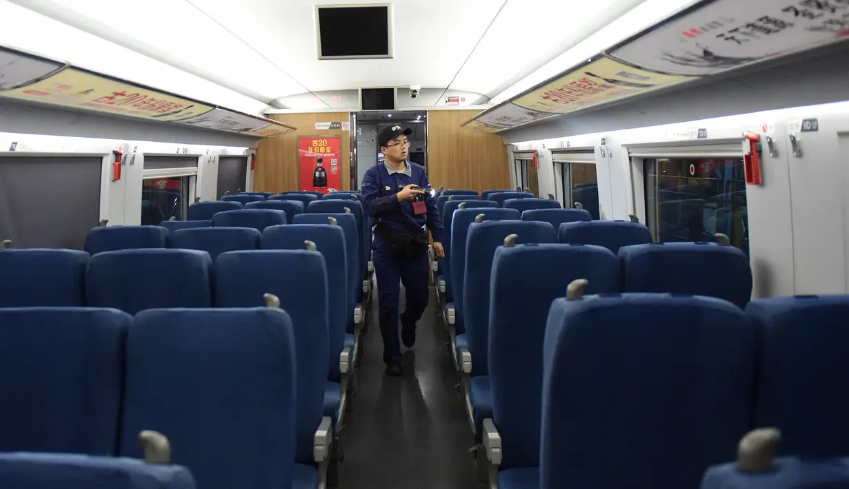 Mekanik memeriksa bagian dalam kereta di fasilitas pemeliharaan kereta di Hefei, China, 6 Oktober 2020. Upaya pemeliharaan kereta cepat ini guna memastikan keselamatan lalu lintas seiring naiknya permintaan perjalanan di liburan Hari Nasional dan Festival Pertengahan Musim Gugur (Xinhua/Huang Bohan)