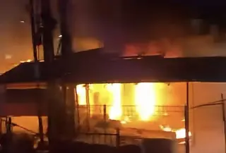 Pasar Ciputat Kebakaran Jadi Tontonan Warga